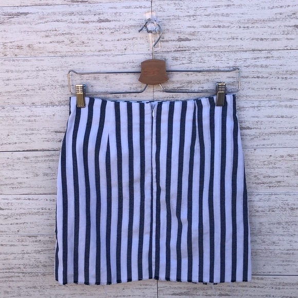 Mint Vanilla distressed skirt | SIZE 8 - Picture 2 of 7